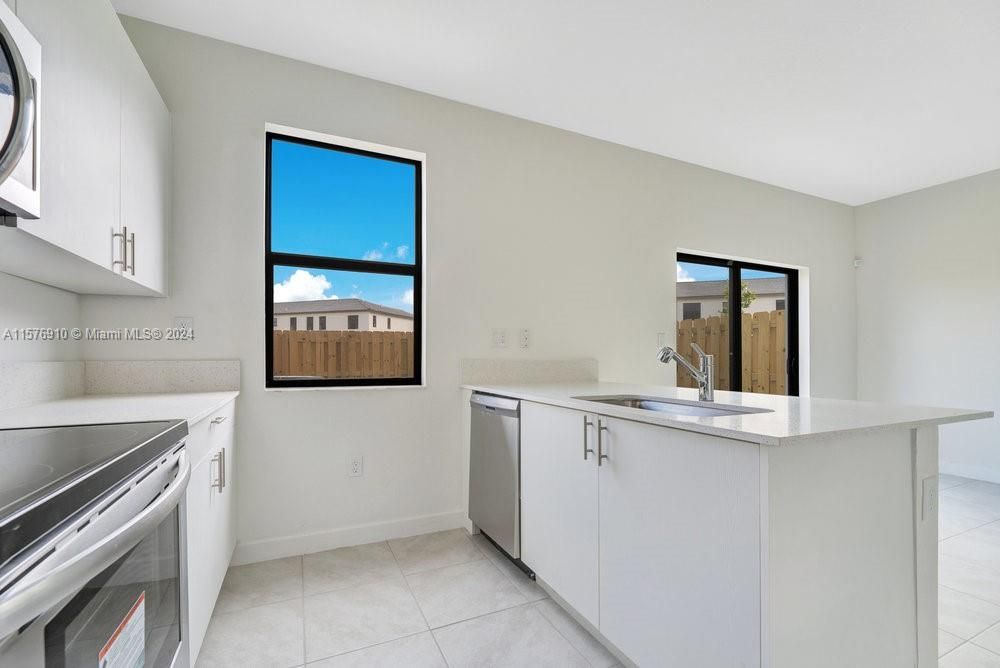 Active With Contract: $2,990 (3 beds, 2 baths, 1331 Square Feet)