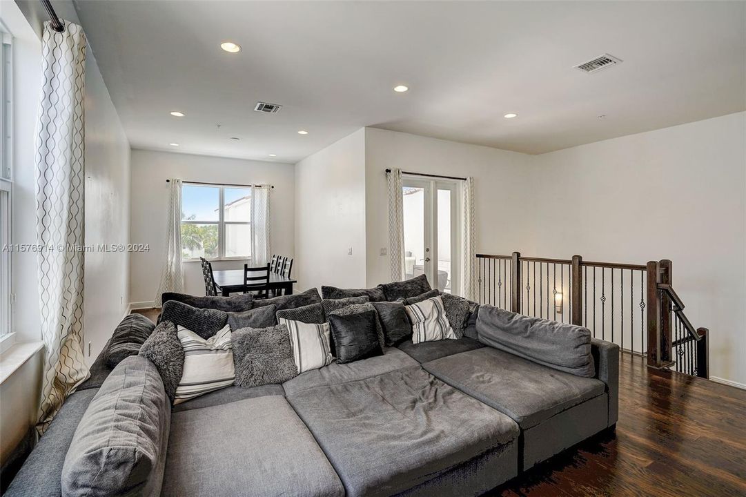 Active With Contract: $725,000 (4 beds, 3 baths, 2921 Square Feet)