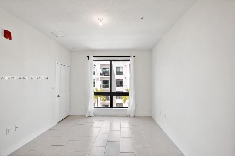 For Sale: $398,000 (1 beds, 1 baths, 738 Square Feet)
