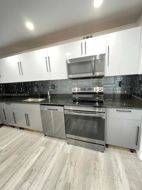 For Rent: $2,700 (1 beds, 1 baths, 883 Square Feet)
