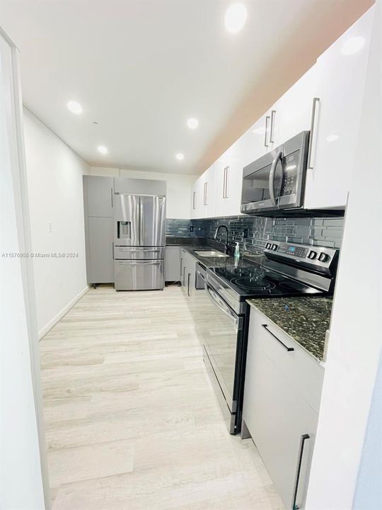 For Rent: $2,700 (1 beds, 1 baths, 883 Square Feet)