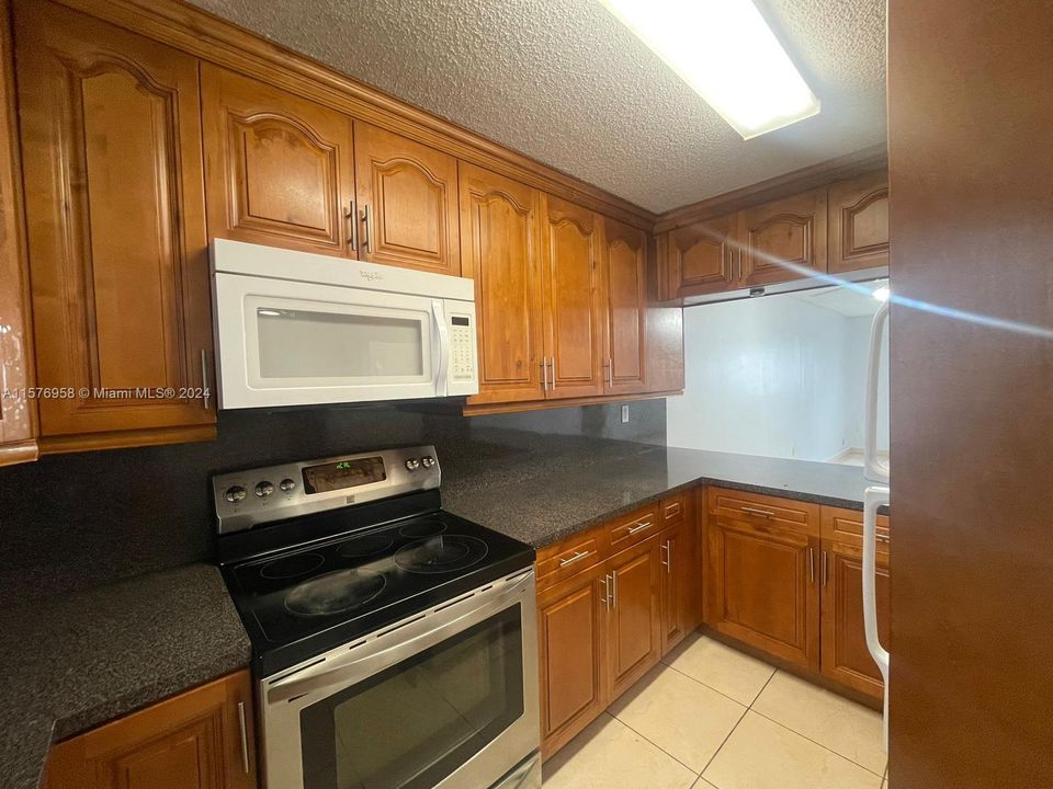 For Rent: $2,250 (2 beds, 2 baths, 850 Square Feet)