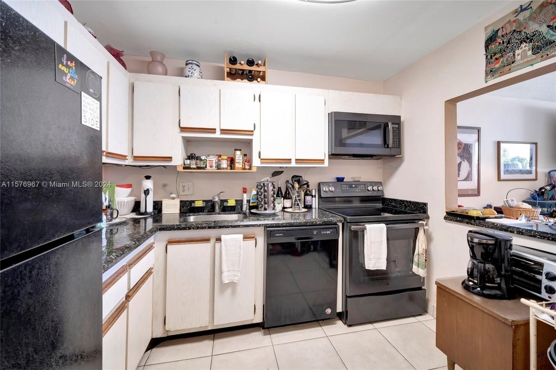 For Sale: $189,000 (1 beds, 1 baths, 740 Square Feet)