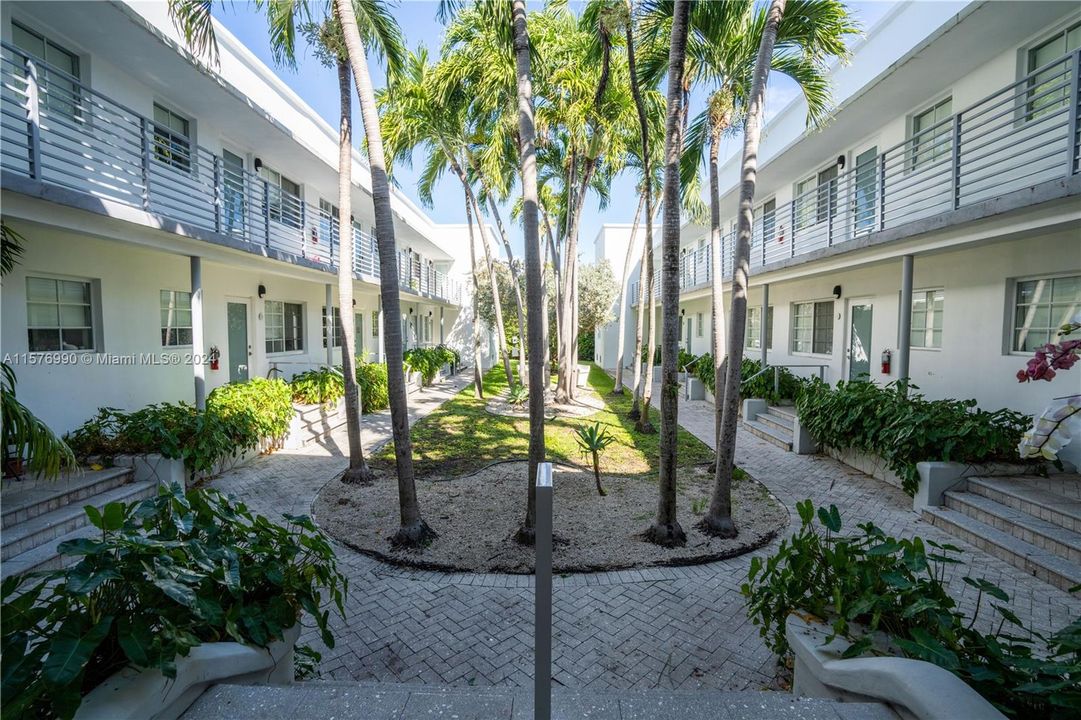 Active With Contract: $1,900 (1 beds, 1 baths, 700 Square Feet)