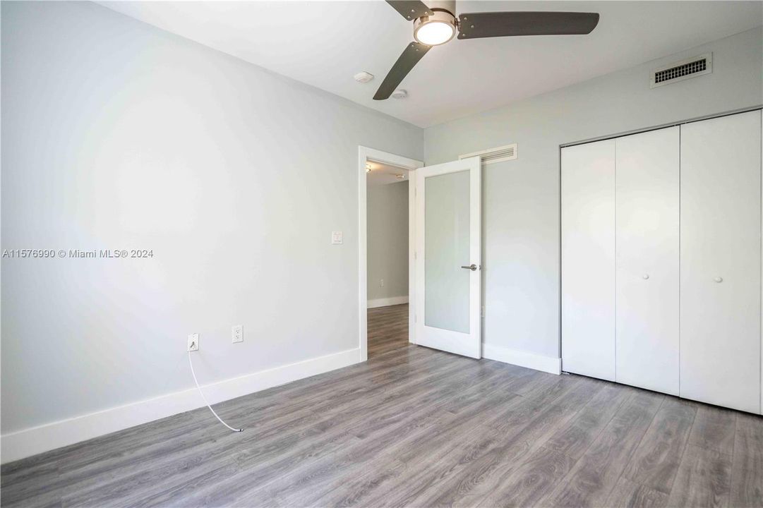 Active With Contract: $1,900 (1 beds, 1 baths, 700 Square Feet)