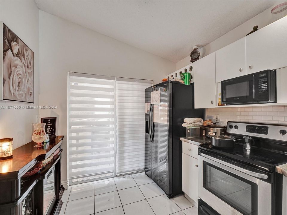 For Sale: $420,000 (2 beds, 2 baths, 990 Square Feet)