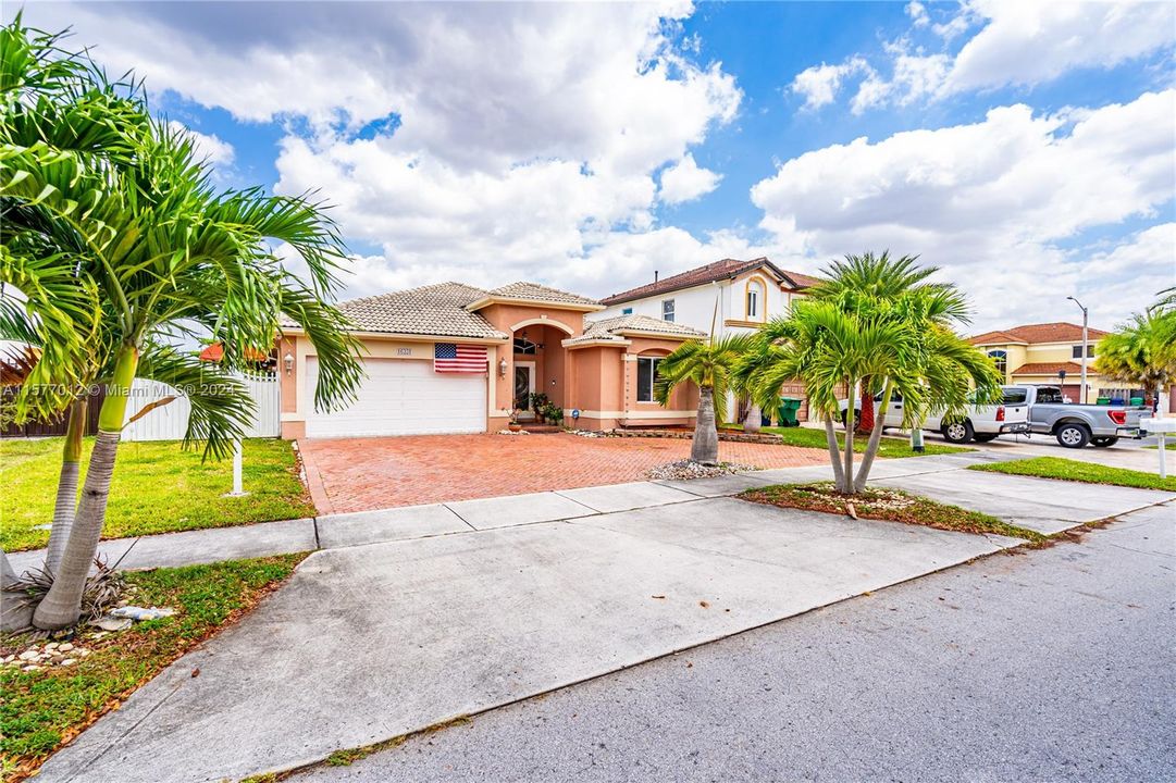 Recently Sold: $725,000 (3 beds, 2 baths, 1611 Square Feet)