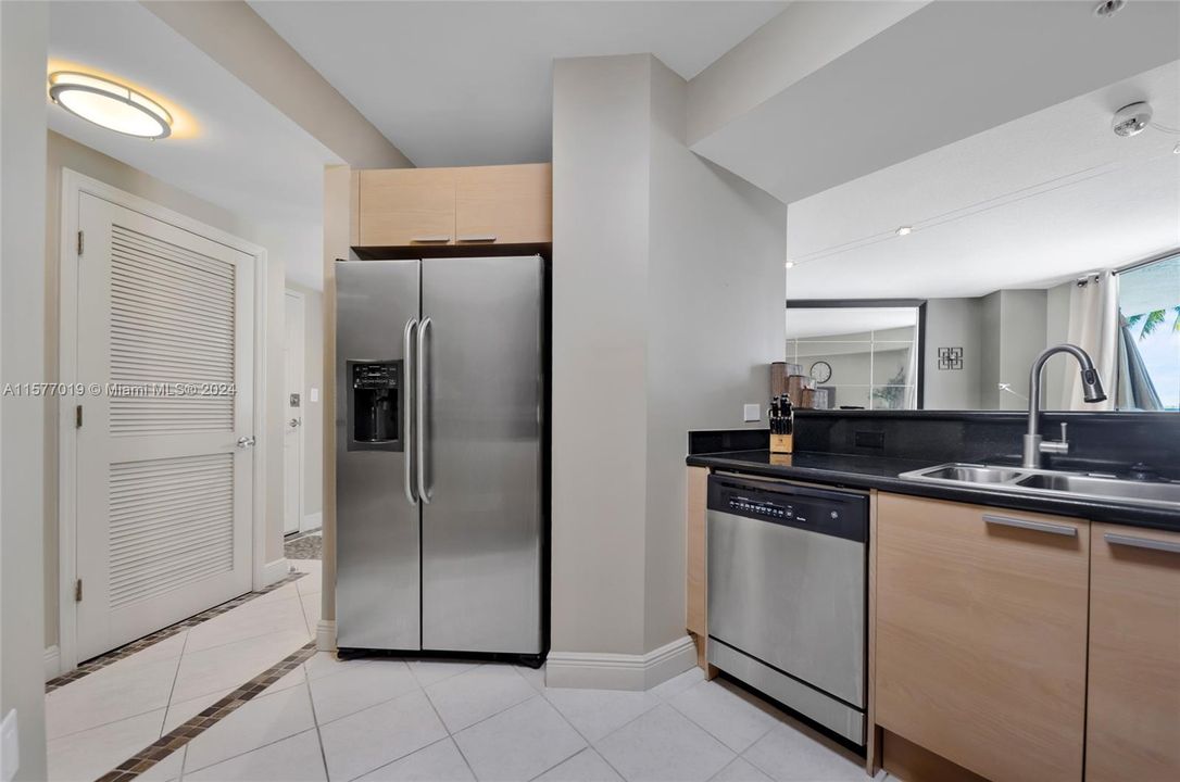 For Sale: $339,900 (1 beds, 1 baths, 1035 Square Feet)