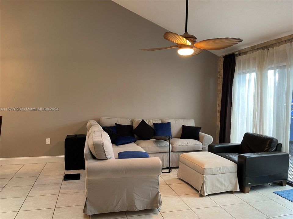 For Rent: $2,600 (2 beds, 2 baths, 1241 Square Feet)