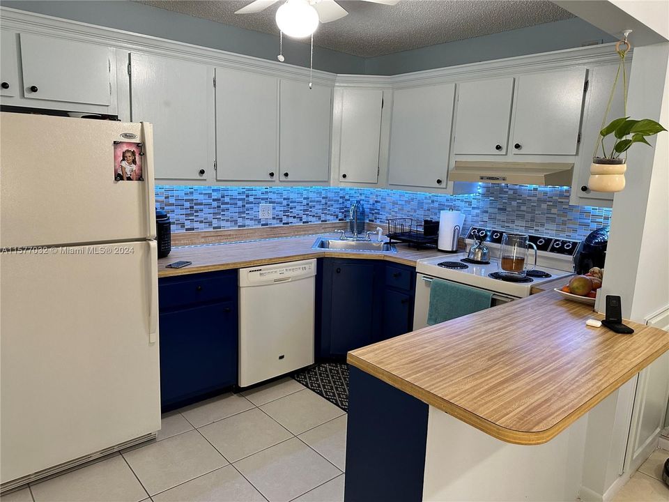 For Sale: $198,000 (2 beds, 1 baths, 924 Square Feet)