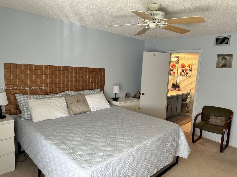 For Sale: $198,000 (2 beds, 1 baths, 924 Square Feet)