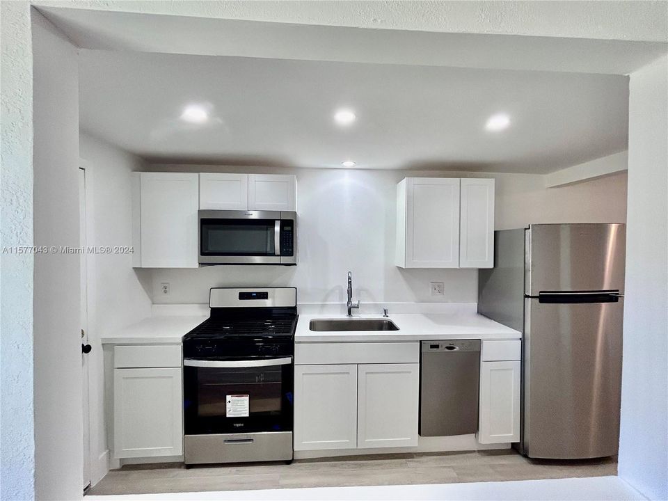 For Sale: $149,999 (1 beds, 1 baths, 836 Square Feet)