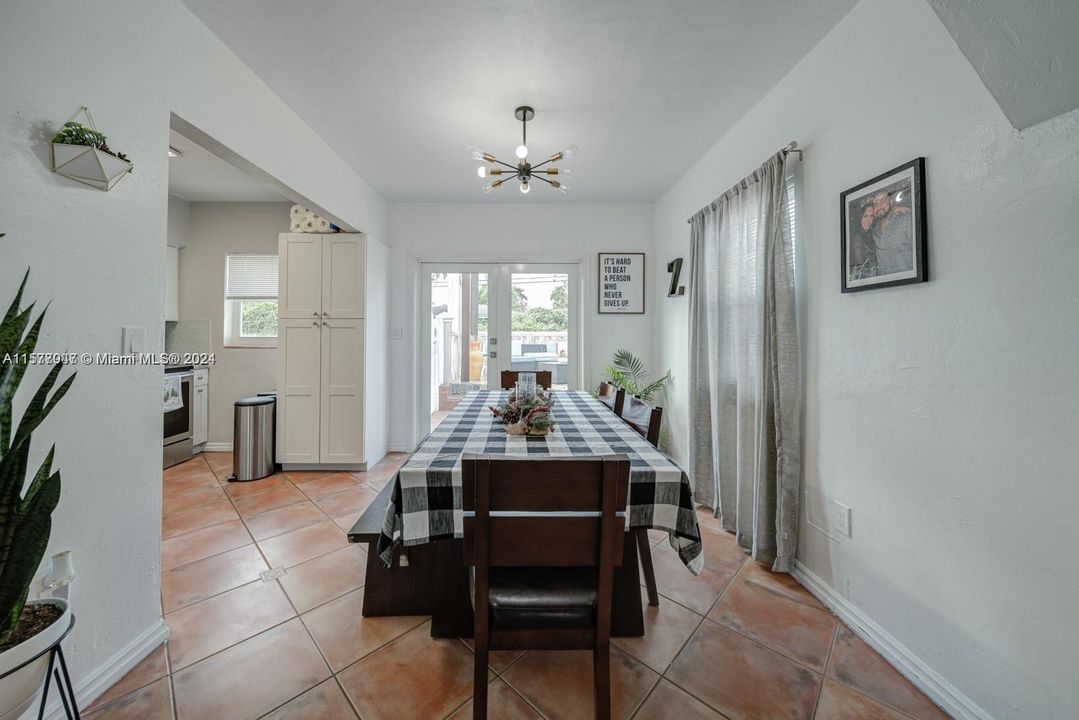 Active With Contract: $730,000 (3 beds, 2 baths, 1119 Square Feet)