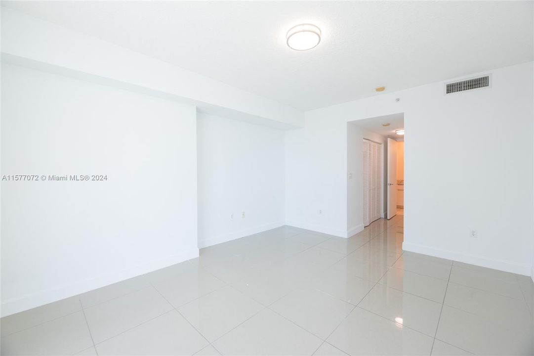 Active With Contract: $3,300 (2 beds, 2 baths, 1274 Square Feet)
