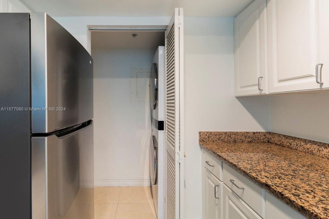 For Sale: $869,000 (1 beds, 1 baths, 740 Square Feet)