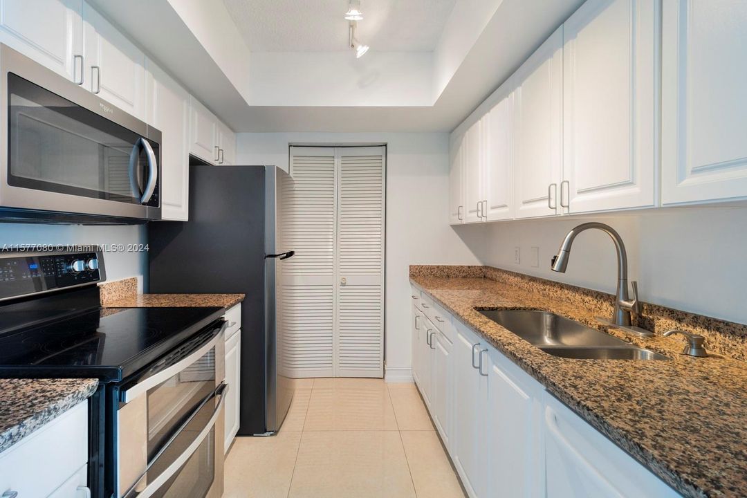 For Sale: $869,000 (1 beds, 1 baths, 740 Square Feet)