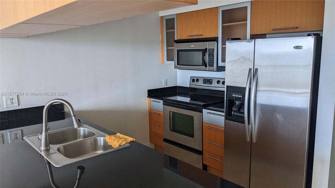 For Sale: $420,000 (1 beds, 1 baths, 821 Square Feet)