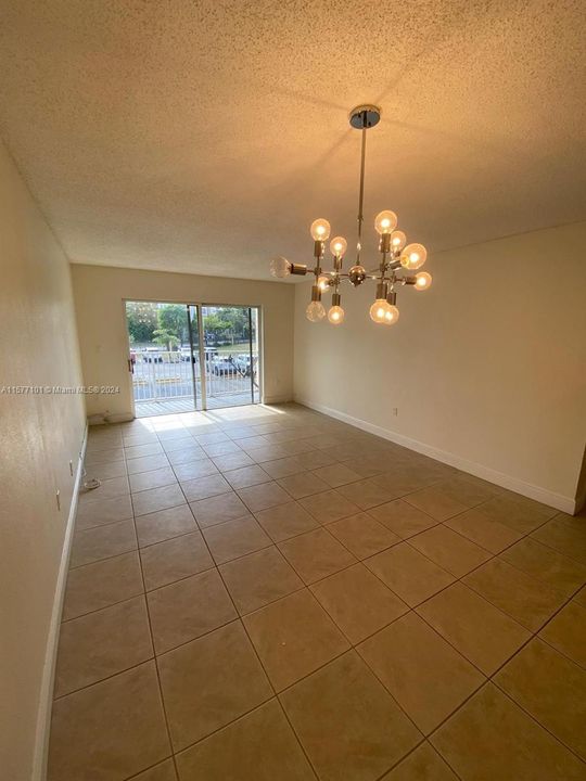 Active With Contract: $1,850 (1 beds, 1 baths, 810 Square Feet)