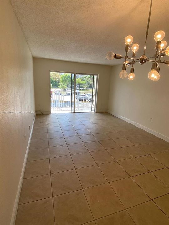 Active With Contract: $1,850 (1 beds, 1 baths, 810 Square Feet)
