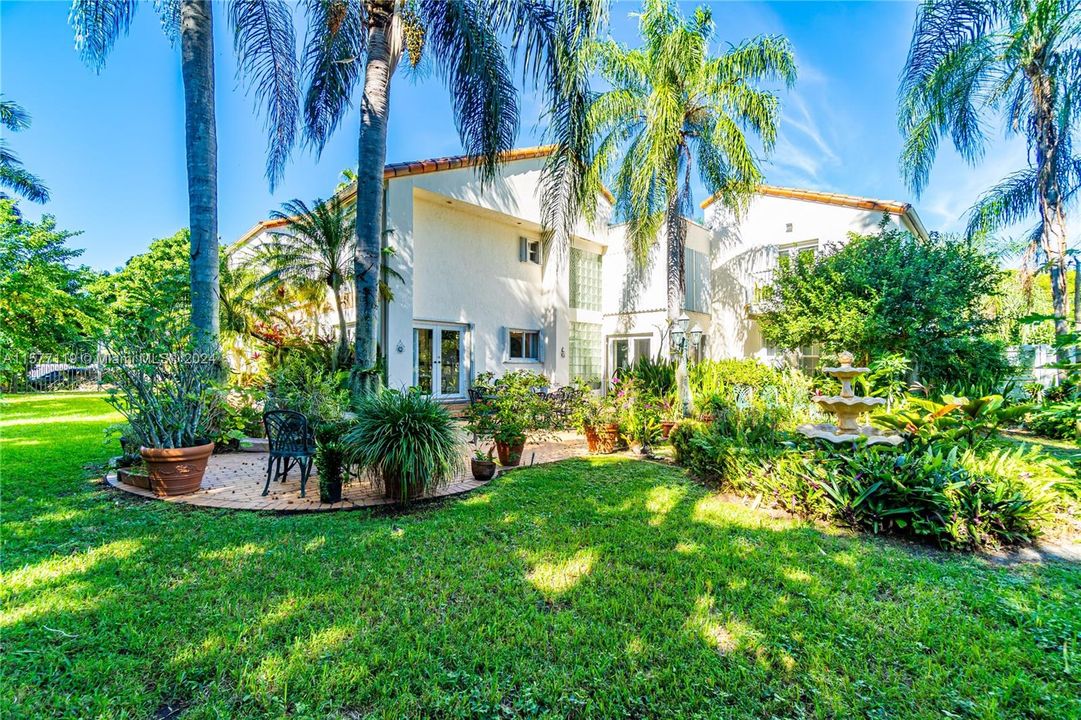 For Sale: $1,650,000 (5 beds, 4 baths, 4123 Square Feet)