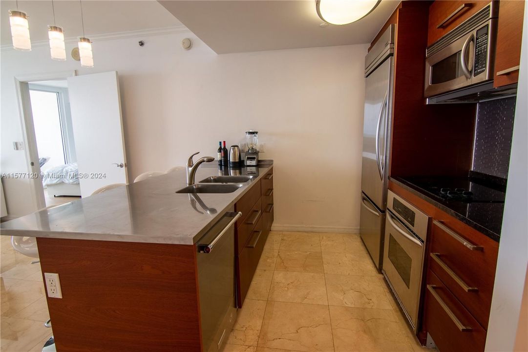 For Rent: $4,650 (2 beds, 1 baths, 1086 Square Feet)