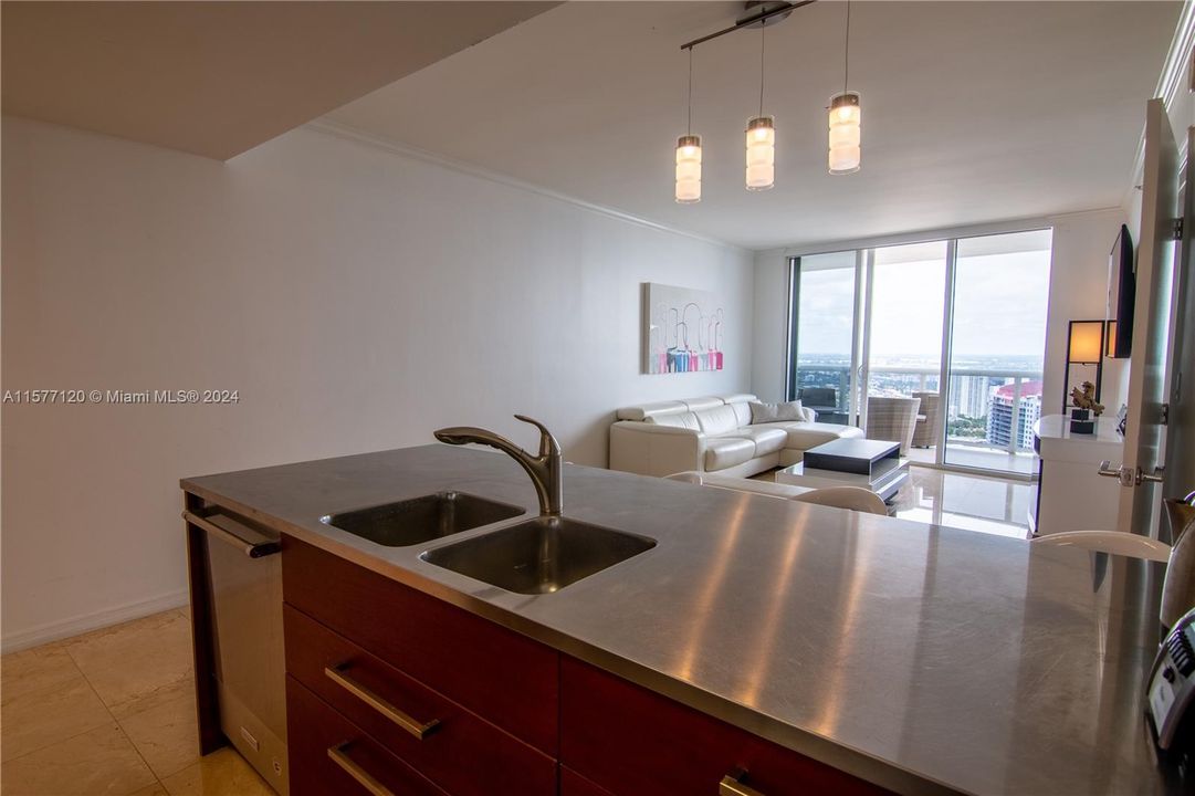 For Rent: $4,650 (2 beds, 1 baths, 1086 Square Feet)