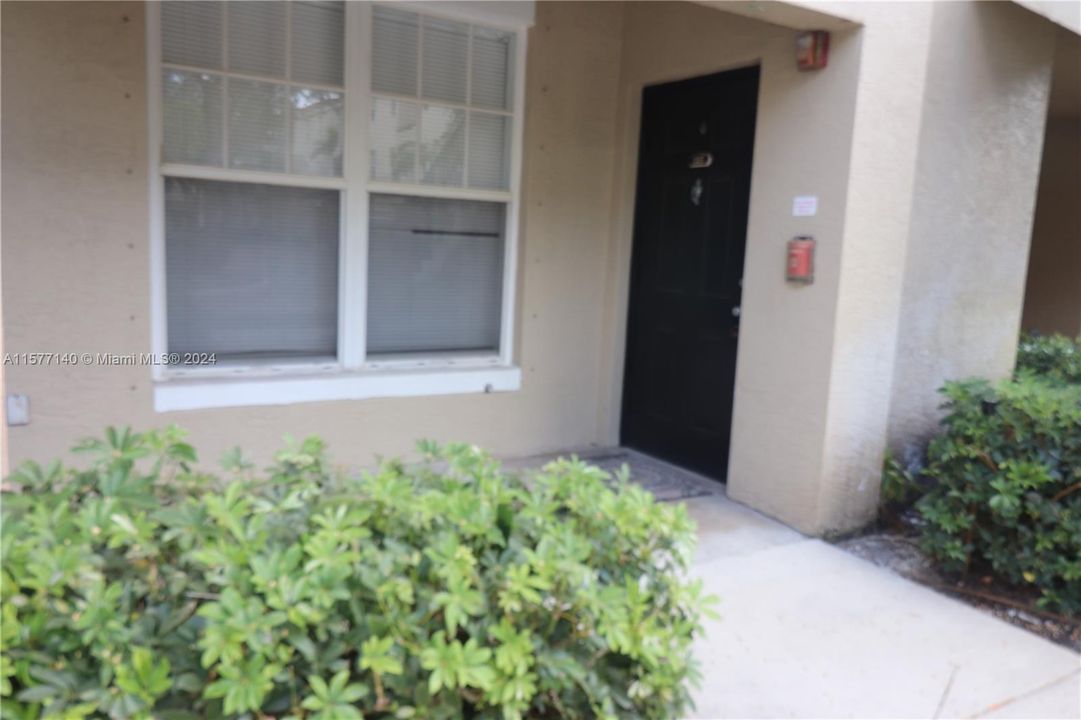 For Rent: $1,850 (1 beds, 1 baths, 808 Square Feet)