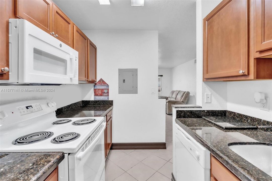For Sale: $158,000 (1 beds, 1 baths, 840 Square Feet)