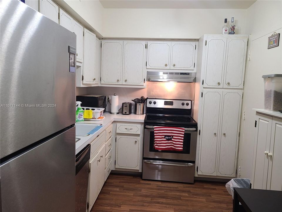 For Sale: $339,900 (1 beds, 1 baths, 870 Square Feet)