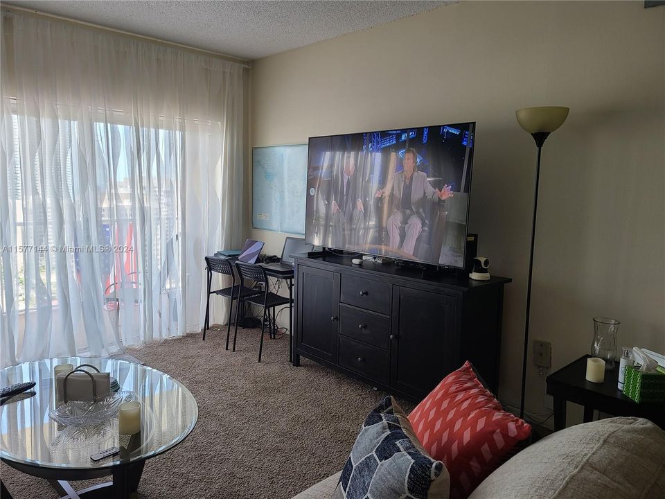 For Sale: $339,900 (1 beds, 1 baths, 870 Square Feet)