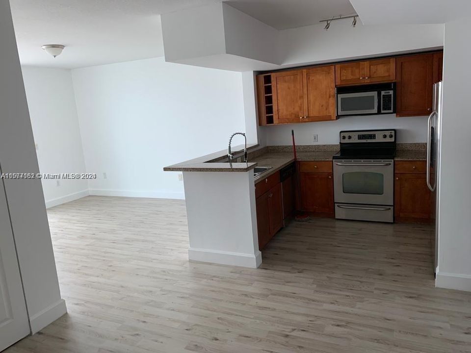For Sale: $410,000 (1 beds, 1 baths, 638 Square Feet)