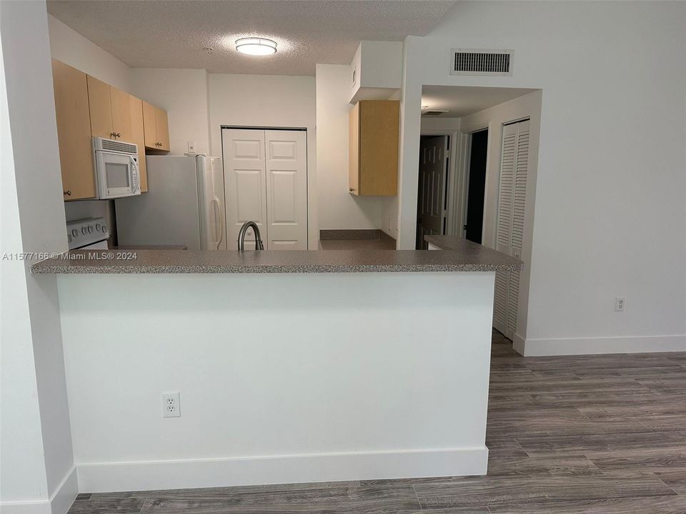 For Rent: $1,800 (1 beds, 1 baths, 691 Square Feet)