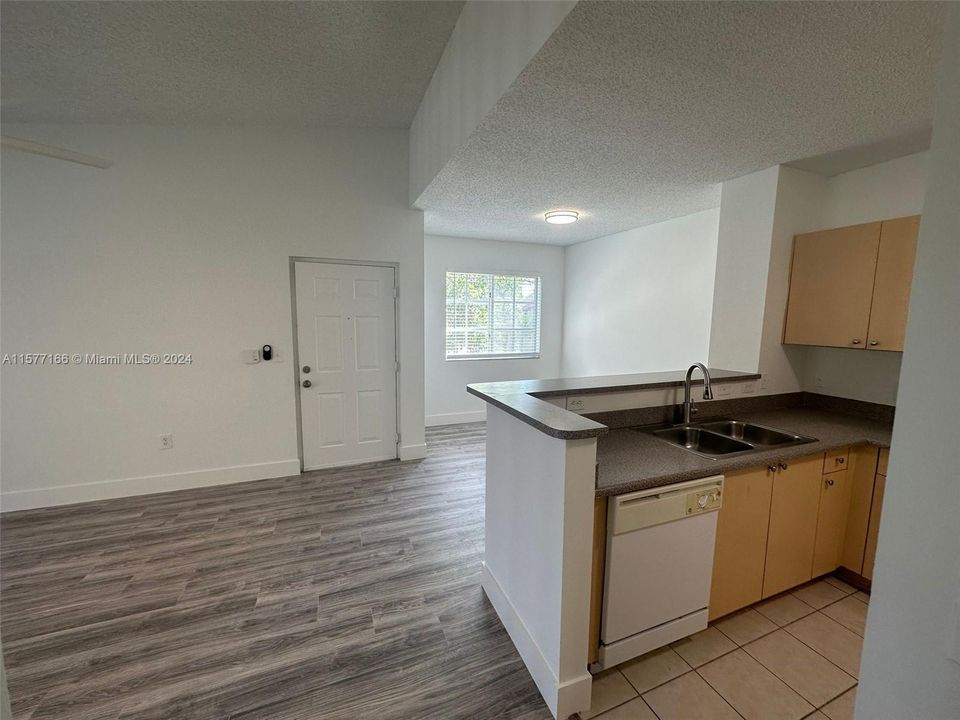 For Rent: $1,800 (1 beds, 1 baths, 691 Square Feet)