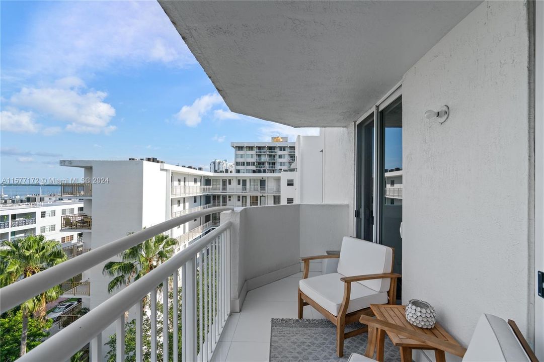 For Sale: $775,000 (2 beds, 2 baths, 1070 Square Feet)