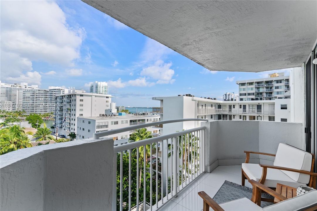 For Sale: $775,000 (2 beds, 2 baths, 1070 Square Feet)