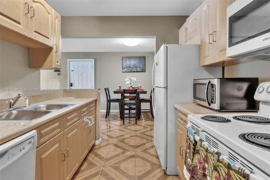 For Sale: $183,000 (2 beds, 2 baths, 1060 Square Feet)