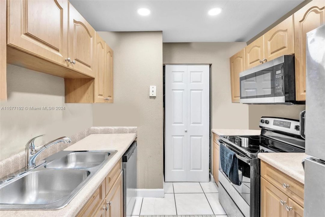 Active With Contract: $184,000 (2 beds, 2 baths, 1100 Square Feet)