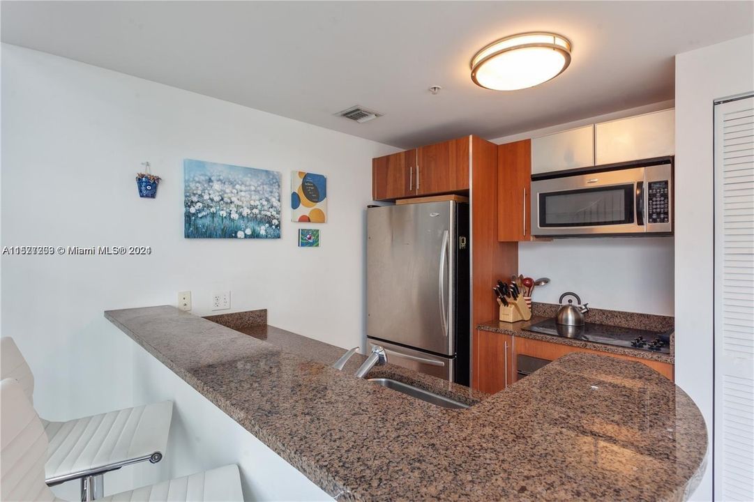 Recently Rented: $3,450 (1 beds, 1 baths, 1034 Square Feet)
