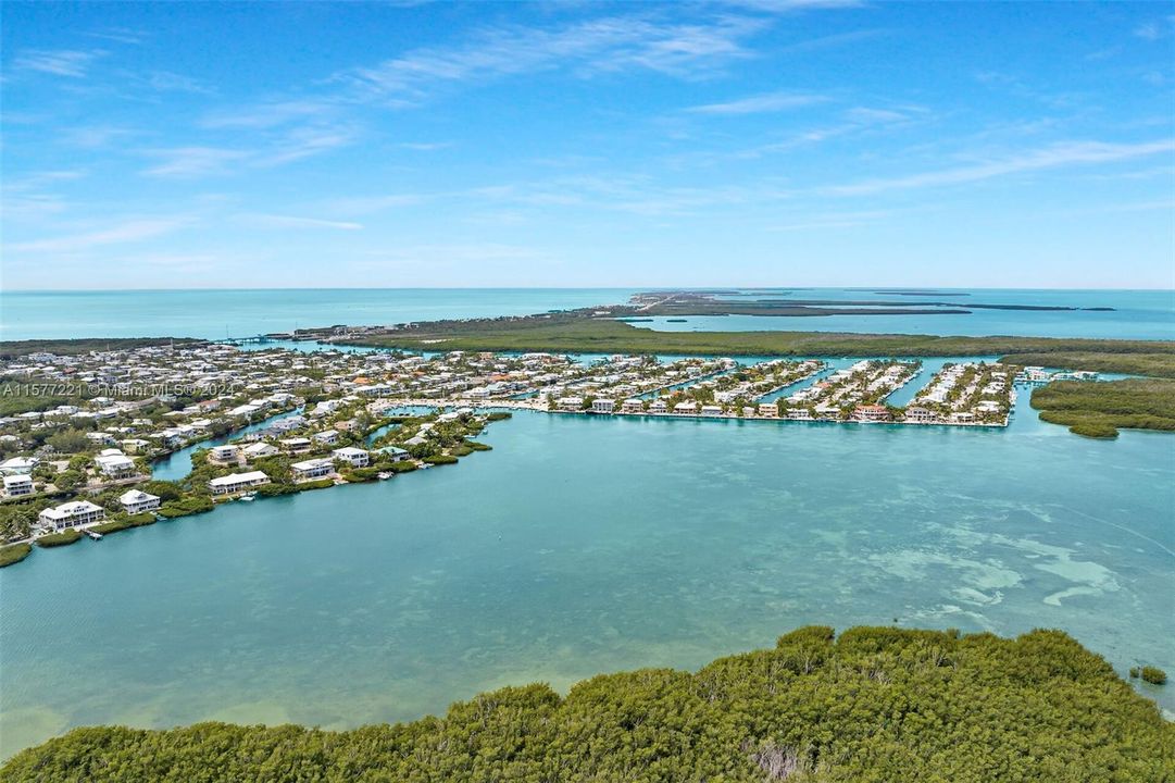Peaceful bay front, close to Snake Creek for easy ocean access