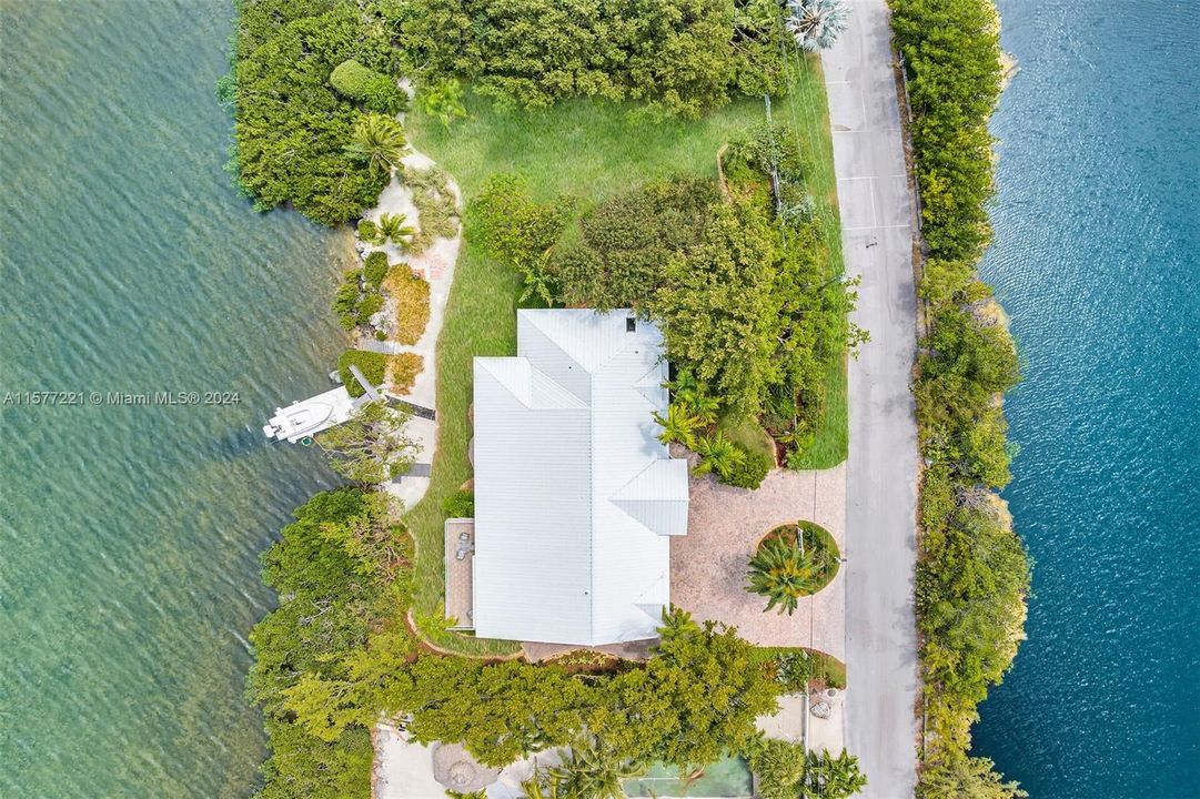 32,000 sf, 200' on the bay! Private road
