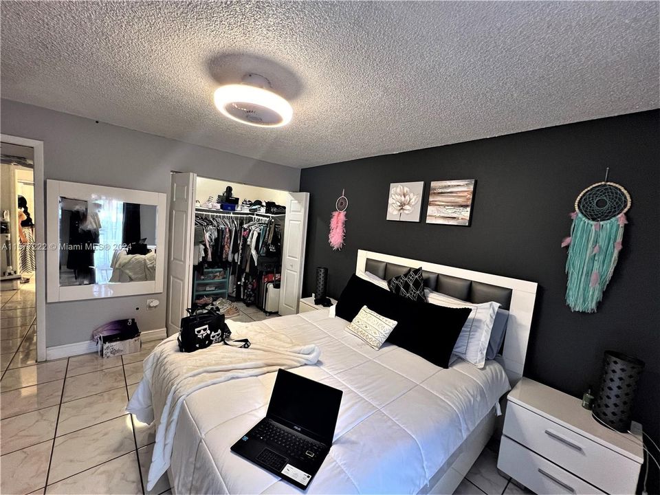 Active With Contract: $269,900 (2 beds, 1 baths, 912 Square Feet)