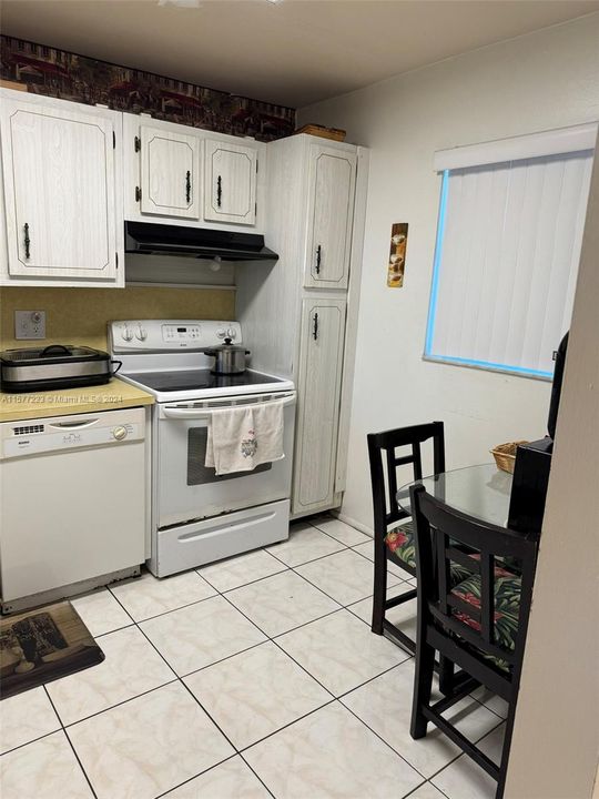 For Sale: $149,900 (1 beds, 1 baths, 825 Square Feet)