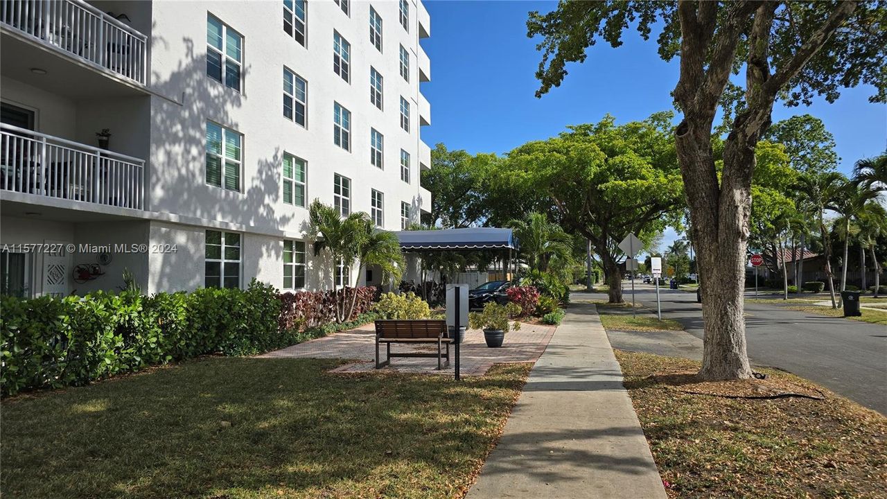 Active With Contract: $229,000 (1 beds, 1 baths, 768 Square Feet)