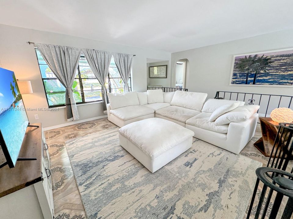 Active With Contract: $650,000 (3 beds, 2 baths, 1988 Square Feet)