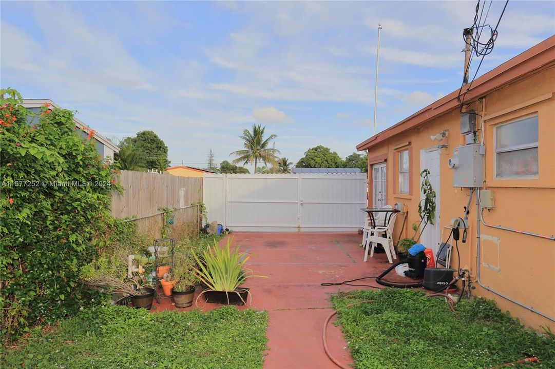 For Sale: $570,000 (4 beds, 2 baths, 1440 Square Feet)