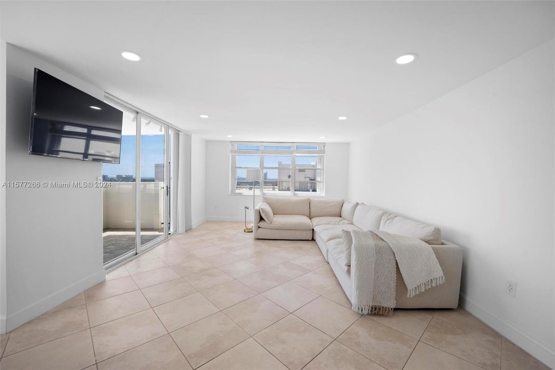 For Sale: $399,000 (2 beds, 2 baths, 1258 Square Feet)