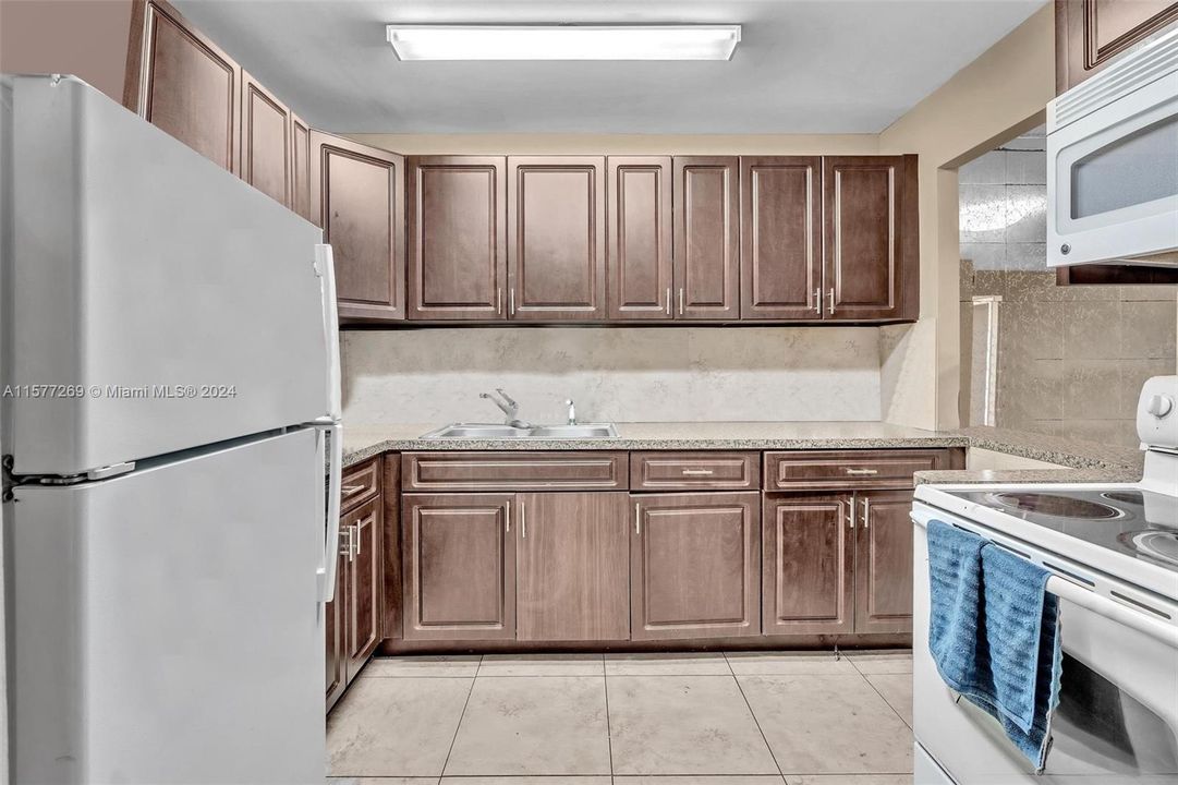 For Sale: $183,700 (2 beds, 2 baths, 950 Square Feet)