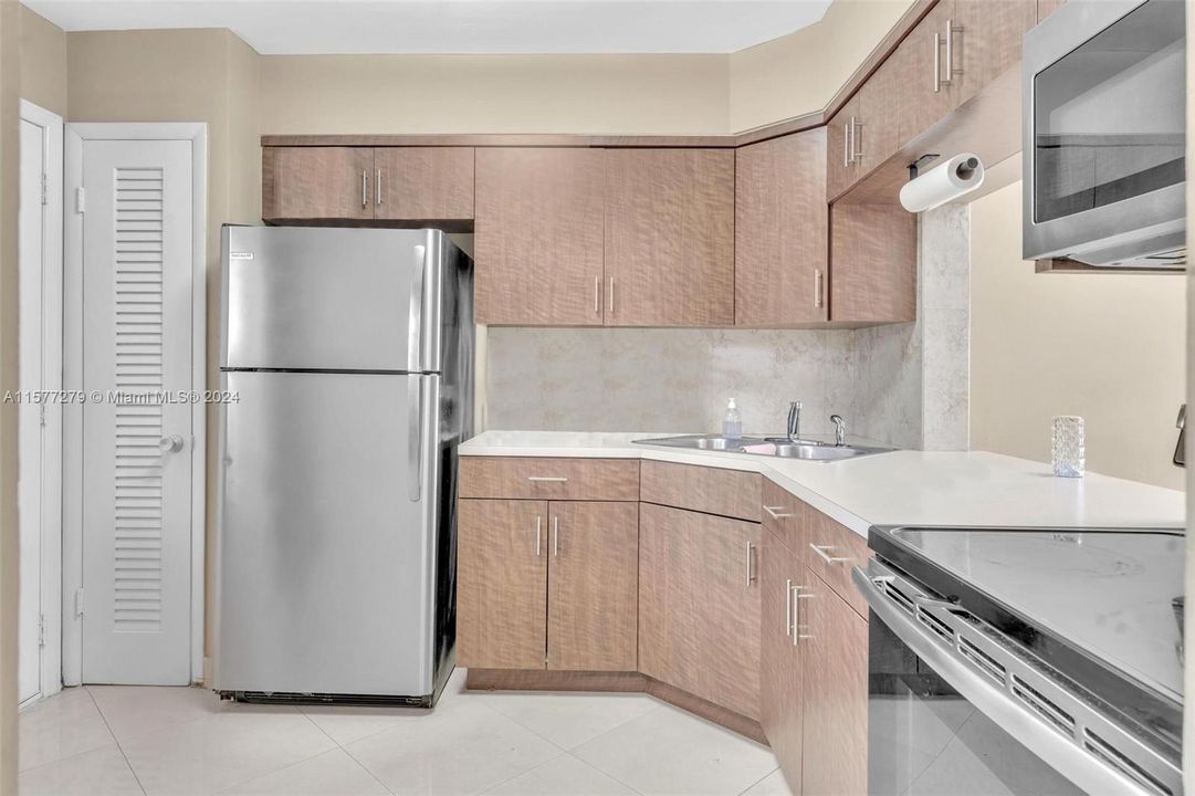 Active With Contract: $188,000 (1 beds, 1 baths, 954 Square Feet)