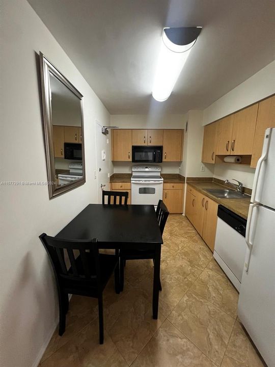 For Rent: $2,400 (1 beds, 1 baths, 905 Square Feet)