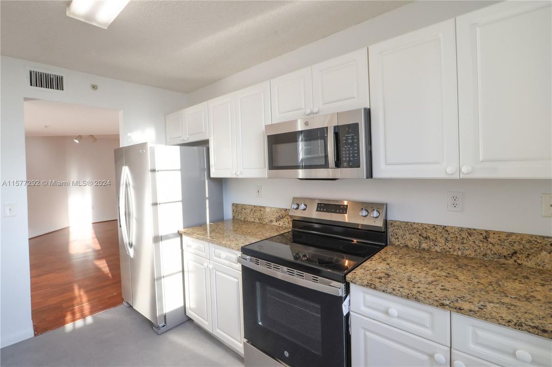 Active With Contract: $3,250 (3 beds, 2 baths, 1447 Square Feet)